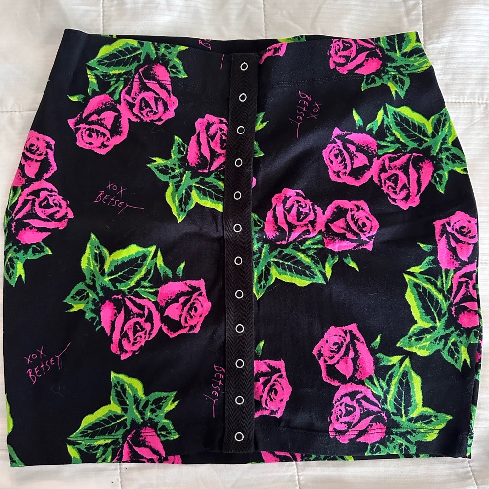 NWT. Betsey Johnson tin can rose snap front mini skirt.